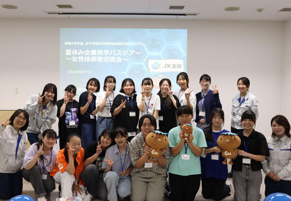 Commemorative group photo of the participants