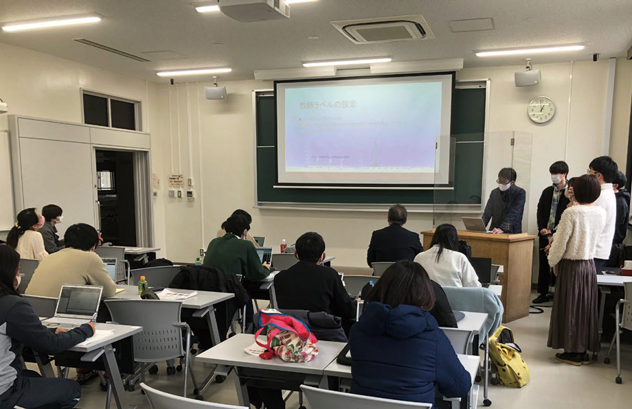 Discussion at a seminar led by Professor Kaoru Kawamoto of Shiga University