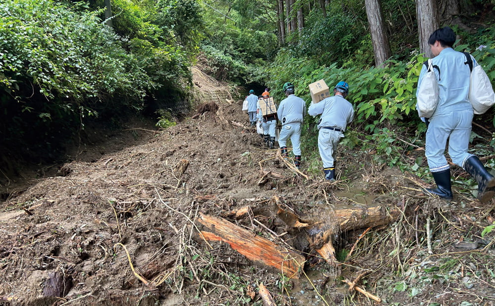 Hitachi Works Administration Department staff carrying relief supplies to the Sawadaira area