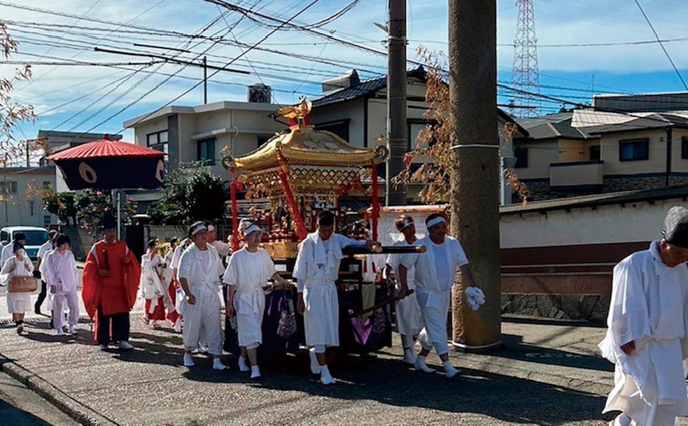 New employees carrying the Mikoshi