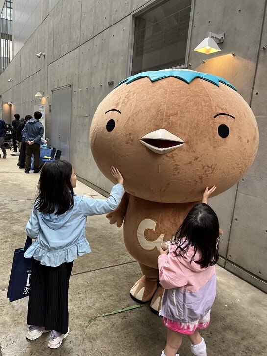 当社のマスコットキャラクター「カッパーくん」が登場し子どもたちと触れ合いました