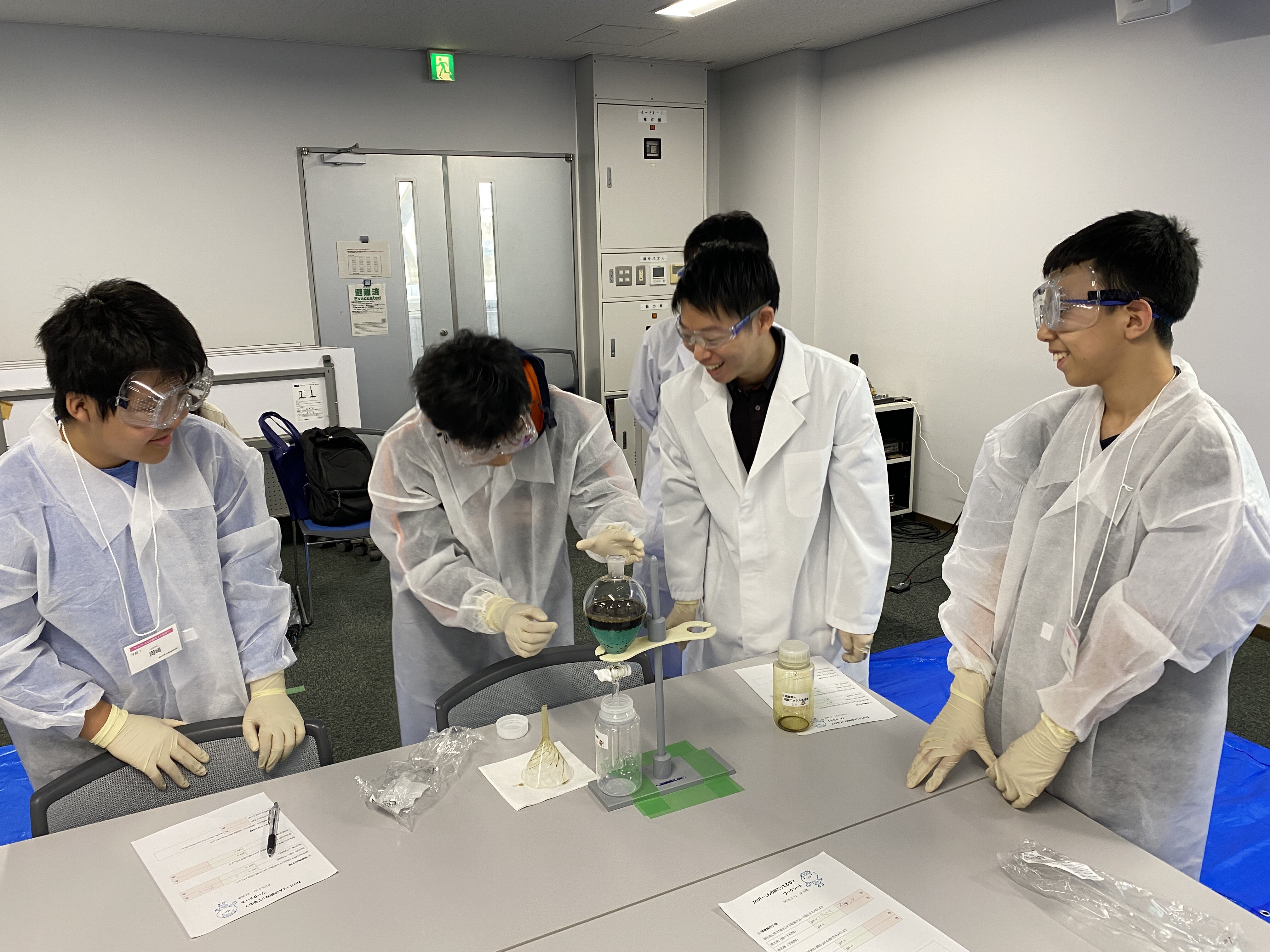 理科教室で溶媒抽出実験を行う様子