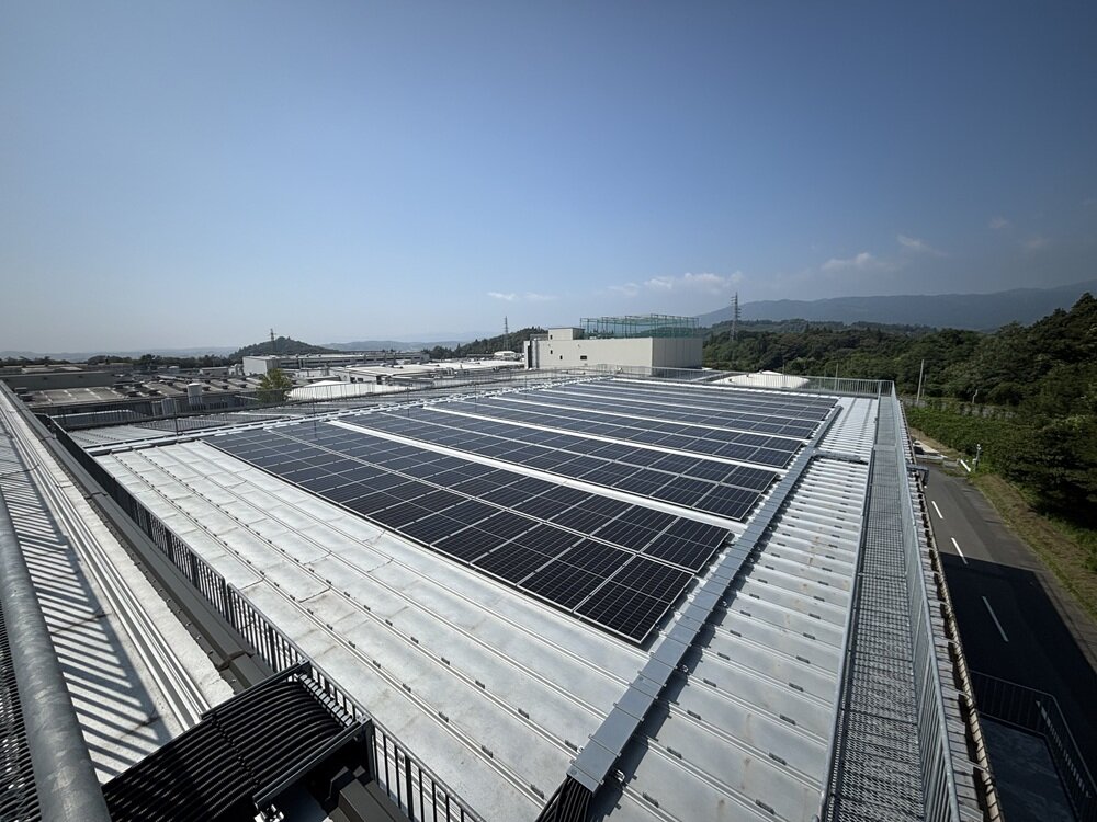 建屋に設置された太陽光発電設備