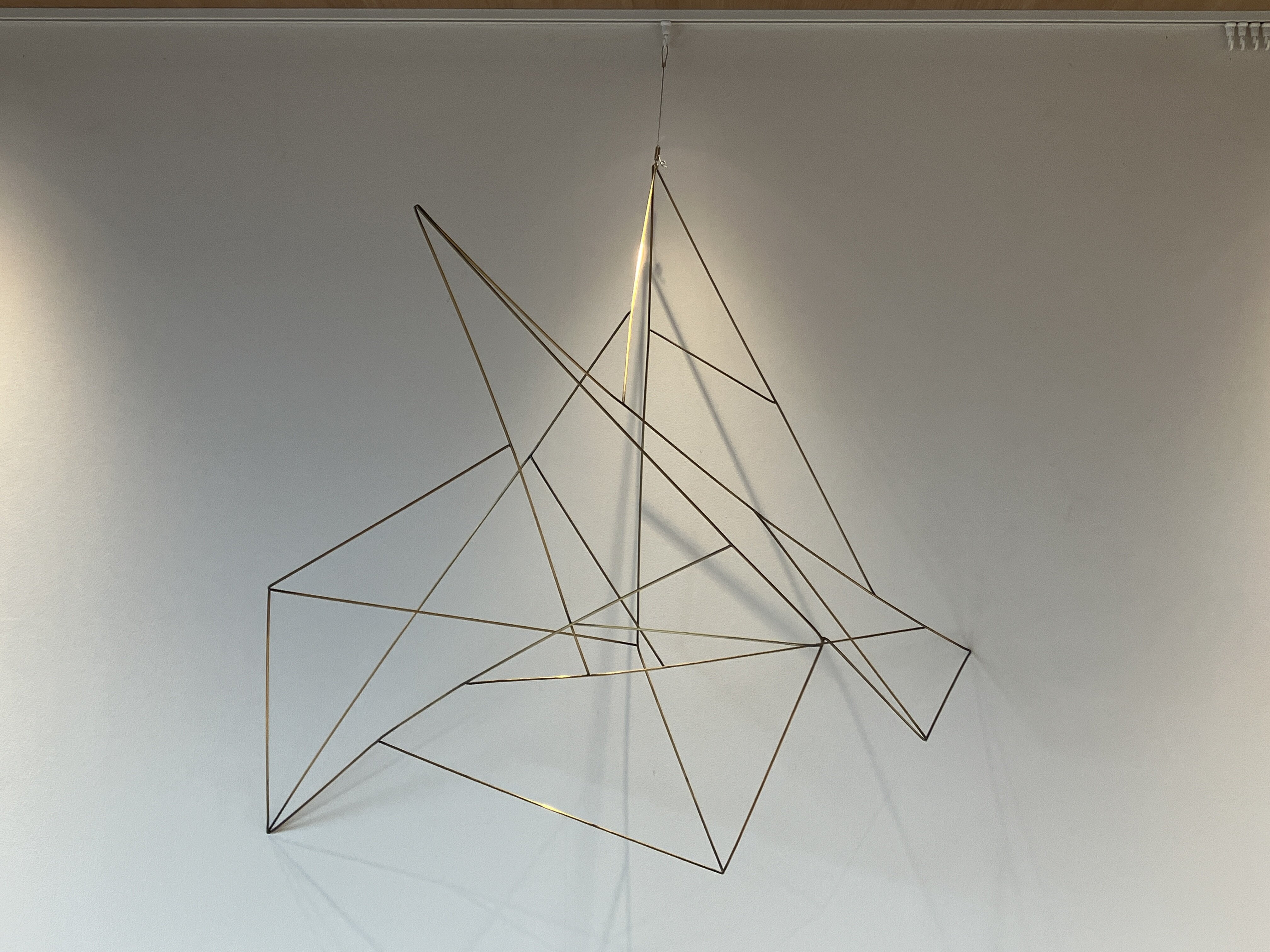 今回新たに展示した作品「ことばのりんかく」（材料：真鍮）