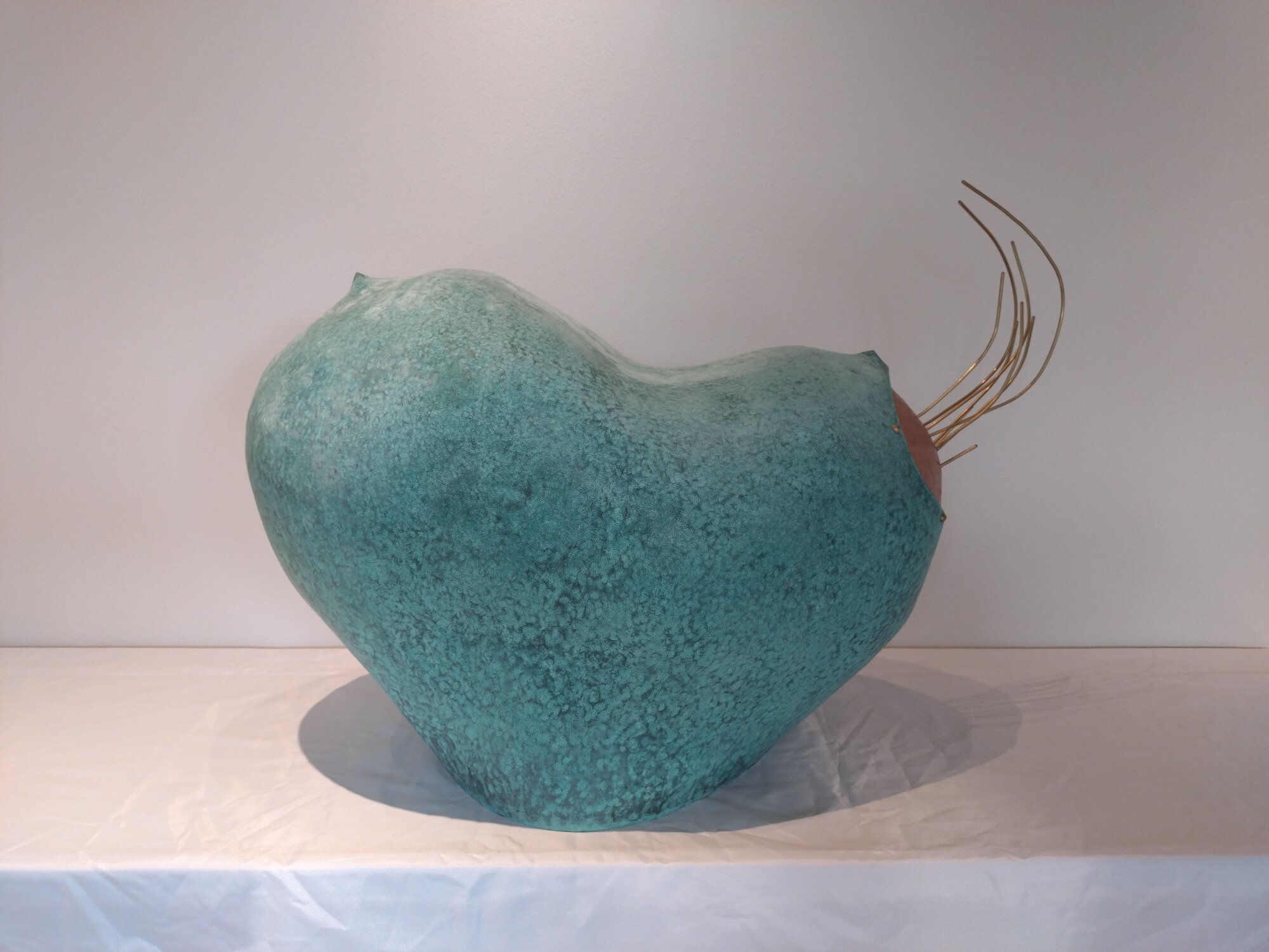 今回新たに展示した作品「たねの音」（材料：緑青を施した銅 真鍮）