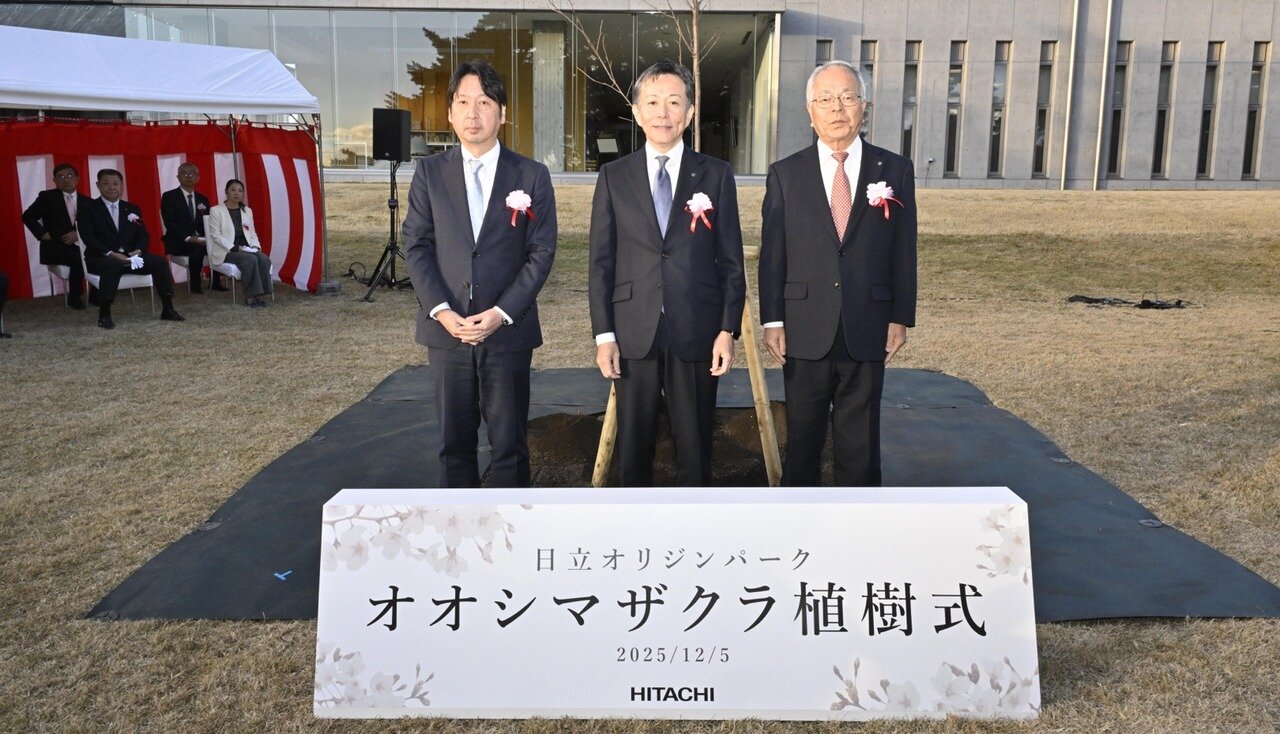 日立オリジンパークにおける植樹式の様子(左から、ＪＸ金属 林陽一、日立製作所 德永俊昭氏、日立市 梶山隆範氏)