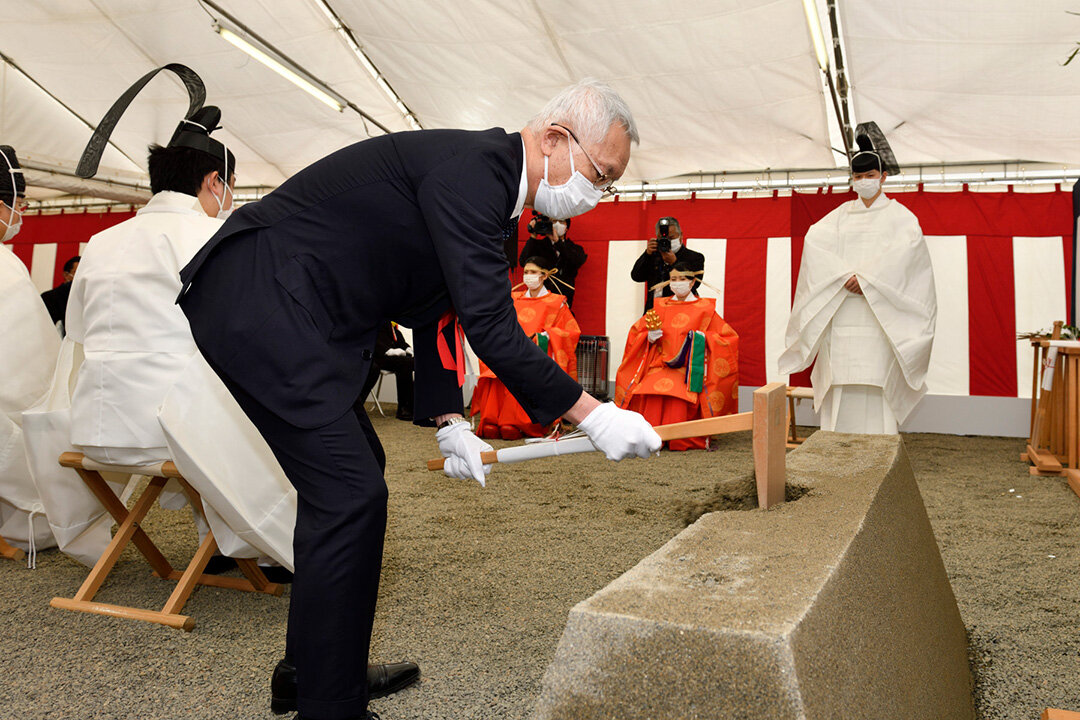 鍬入れを行う村山社長