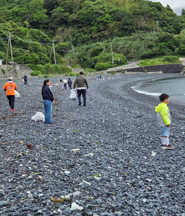 海岸清掃の様子