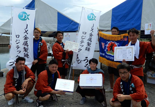 優勝チームの記念撮影