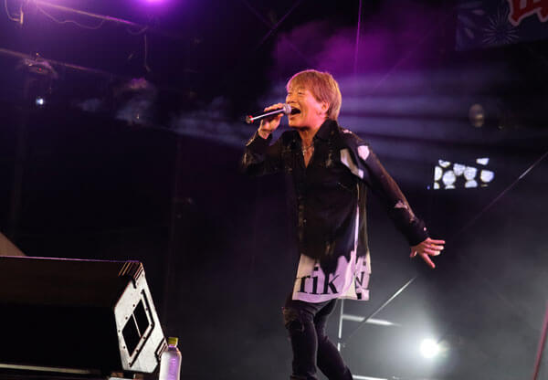ステージで熱唱する影山ヒロノブさん